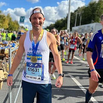 Einer der Läufer die beim 50. Berlin Marathon im Namen der UNHCR mitgelaufen sind und ein Zeichen für Flüchtlinge setzten