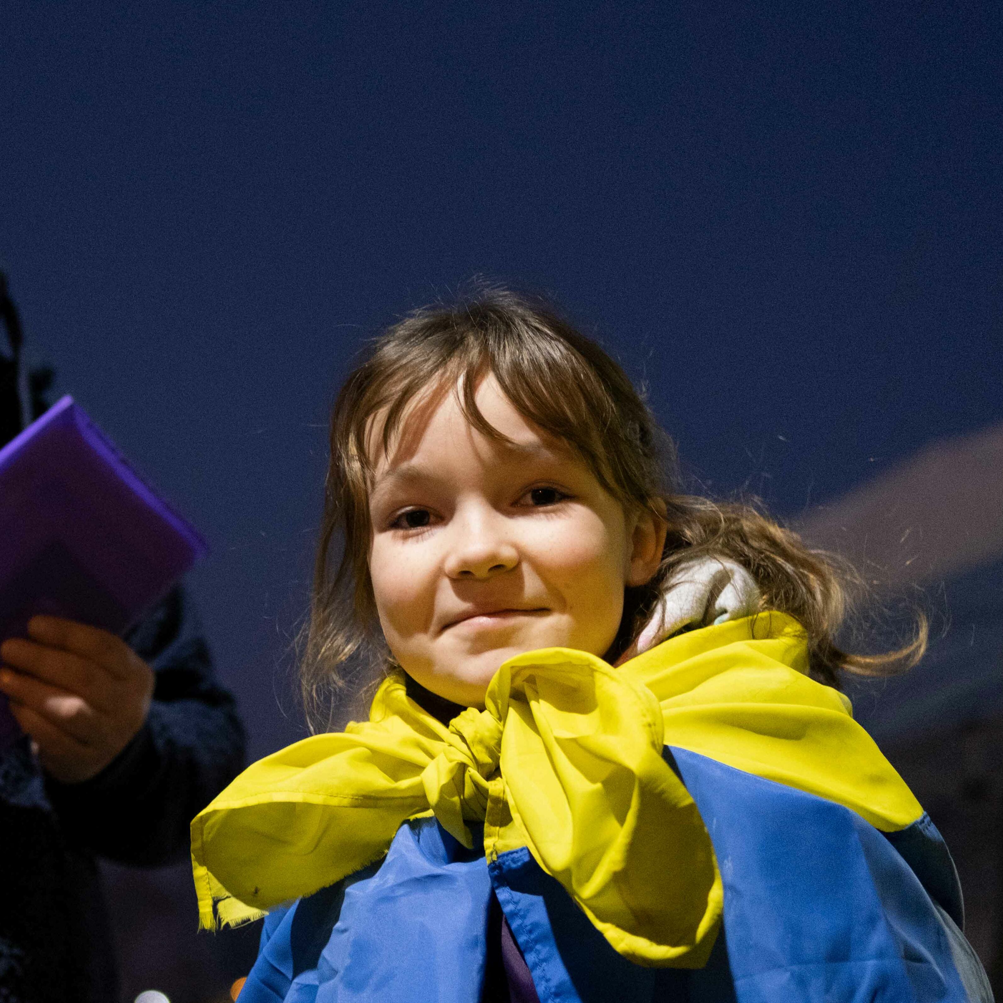Mädchen mit ukrainischer Flagge 