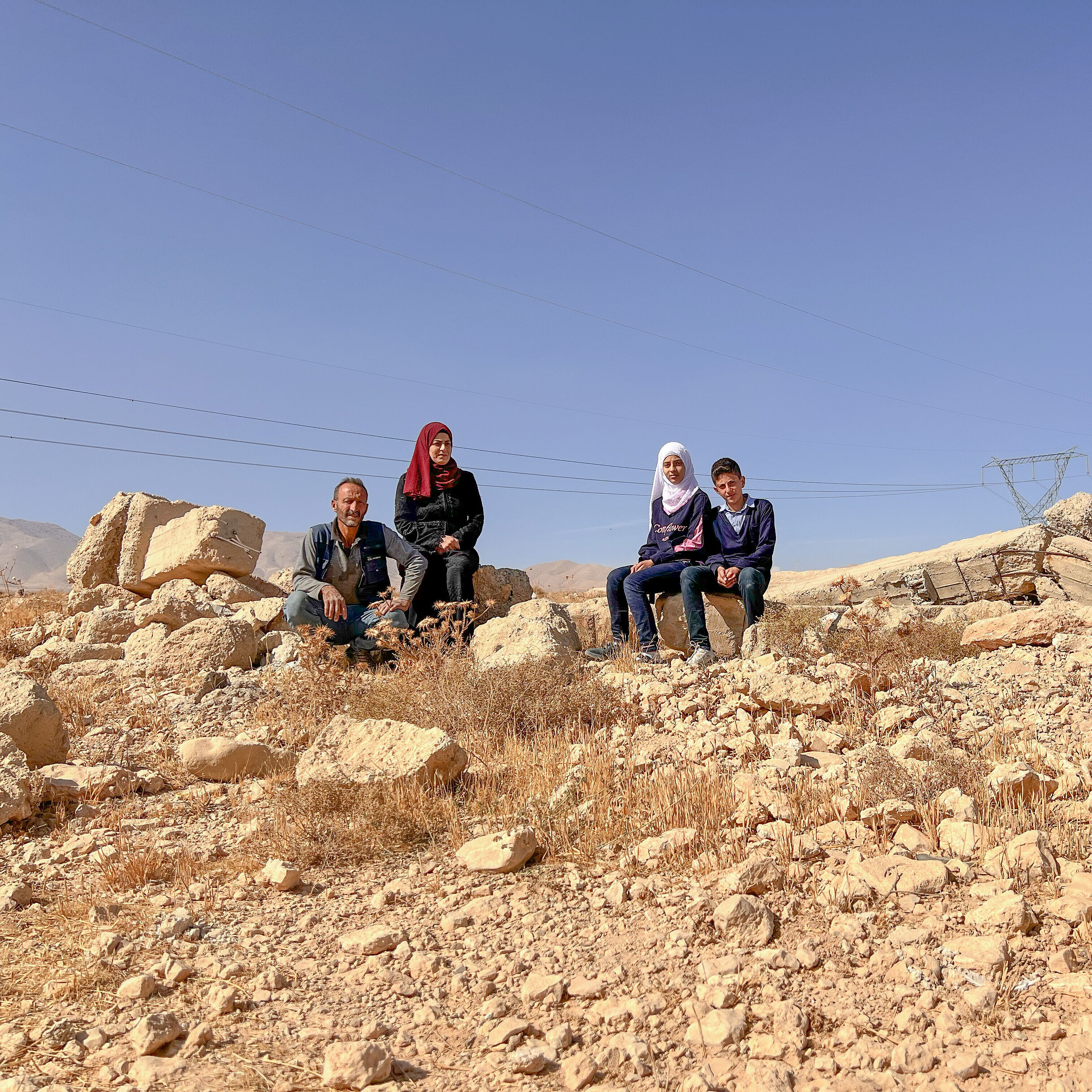 Eine Syrische Familie auf Geröll und Trümmern