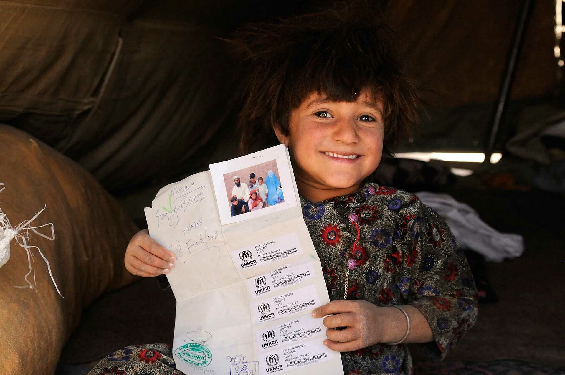 Junge mit Dokumenten des UNHCRs