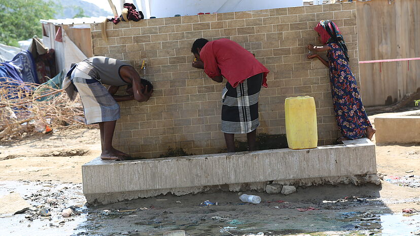 Die Gefahr an Cholera zu erkranken oder Durchfall zu bekommen ist im Jemen nach wie vor hoch. Im Jahr 2017 gab es im Jemen einen der schlimmsten Ausbrüche weltweit. Sauberes Wasser, sanitäre Anlagen und Hygiene sind enorm wichtig in der Prävention und Bekämpfung diverser Krankheiten.