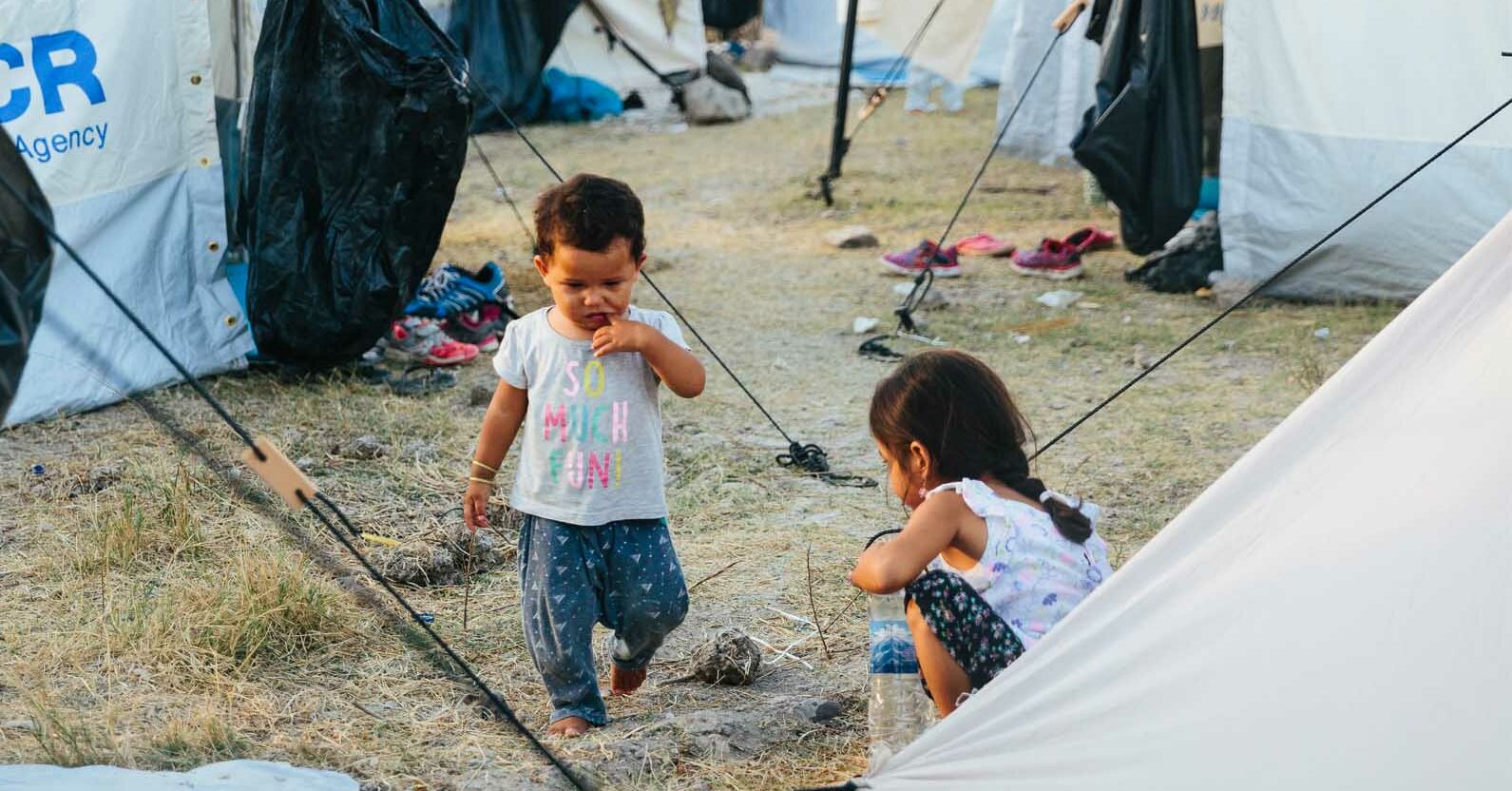 Moria in Griechenland, Kind vor UNHCR Zelt HL_Key_Visual_RF2307679_AZ_20200917_26298.jpg
