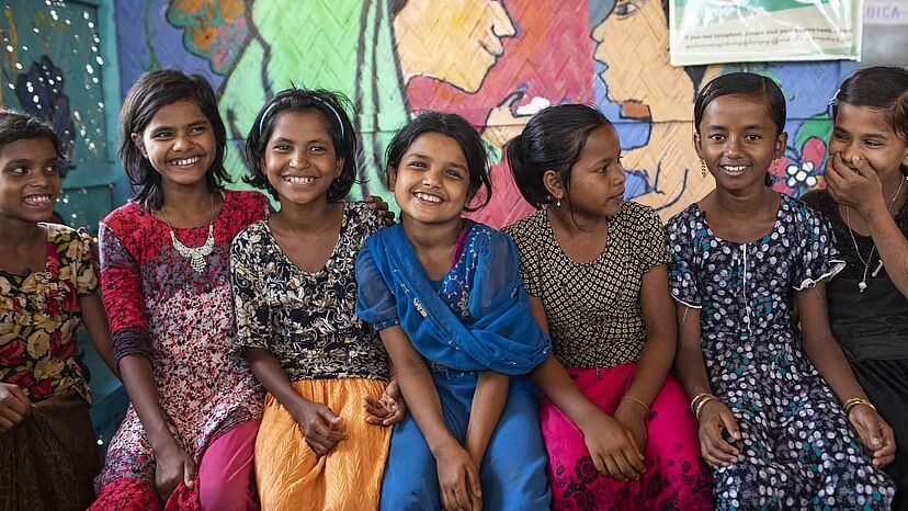 Zusammensein mit der Familie und guten Freunden tut der Seele gut! Das wissen auch diese Rohingya-Mädchen im Flüchtlingscamp Kutupalong in Bangladesch.