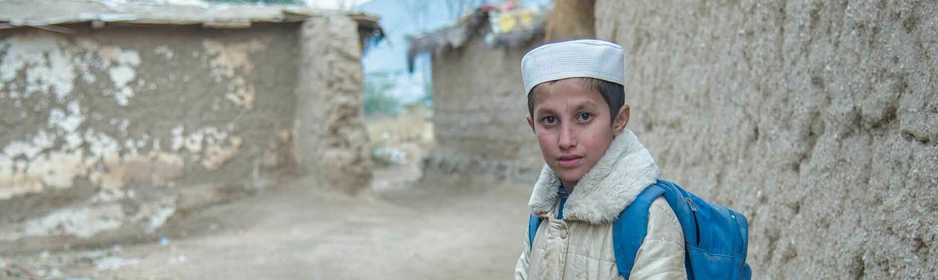 Junge in Pakistan auf dem Weg zur Schule