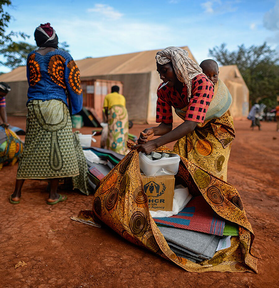 Frauen mit UNHCR Utensilien
