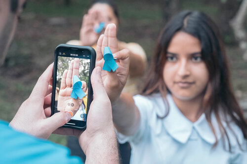 Mädchen hält Solidaritätsschleife in die Kamera