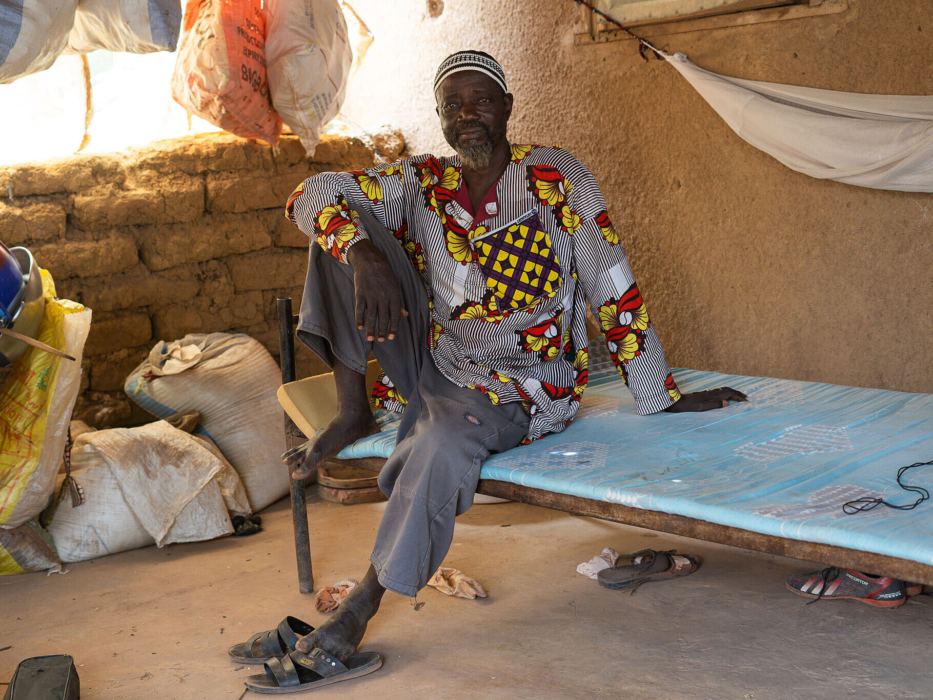 Ein Mann auf seinem Bett