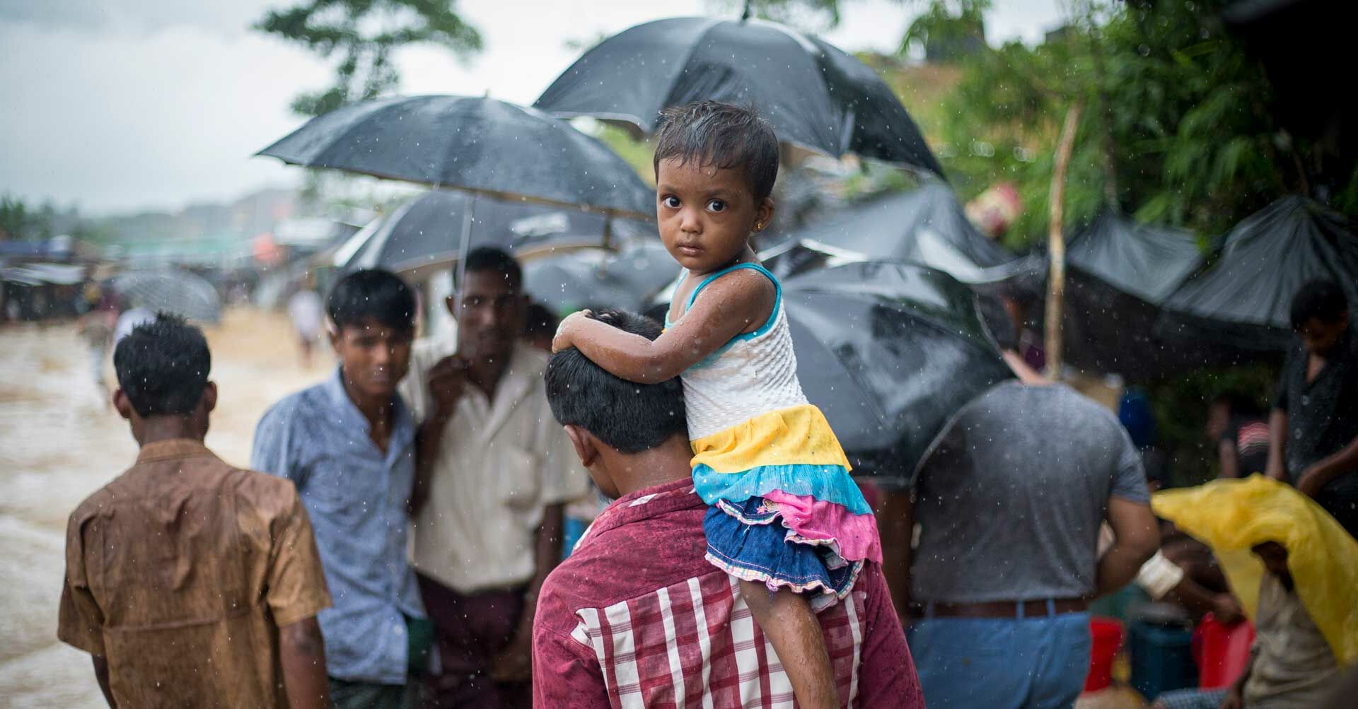 Kind auf den Schutern eines Mannes, Regen RF2129771_Rohingya-6-Oct-2017-016.jpg