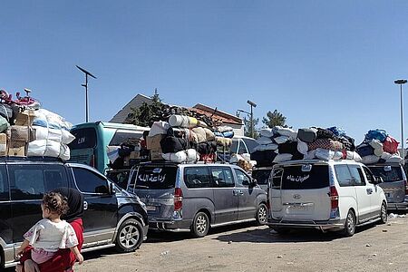 Menschen auf der Flucht in Autos im Libanon
