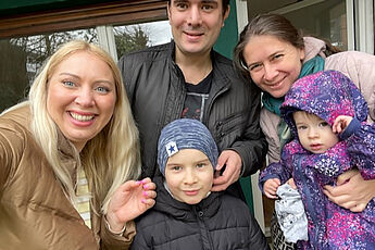 Irina mit Flüchtlingsfamilie