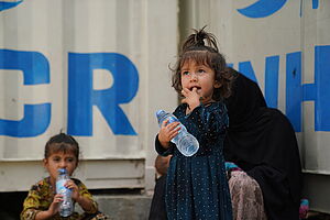 kleines Mädchen mit Wasserflasche