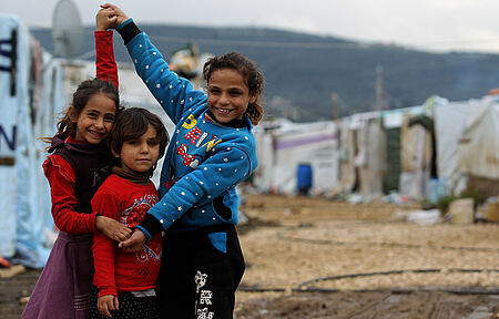 Syrische Flüchtlingskinder spielen bei kaltem Wetter in einem Flüchtlingslager namens 053 im Dorf Minyara im Nordlibanon.