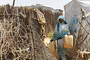 Frau mit Wasserkanistern