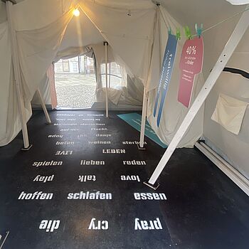 Ein Flüchtlingszelt im Domhof in Passau