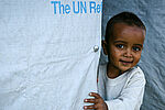 Kind mit UNHCR-Plane