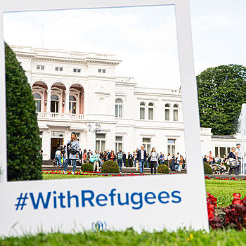 Ein Real life Instagram Bilderrahmen vor der Verabnstaltung am Weltflüchtlingstag mit dem #withrefugees