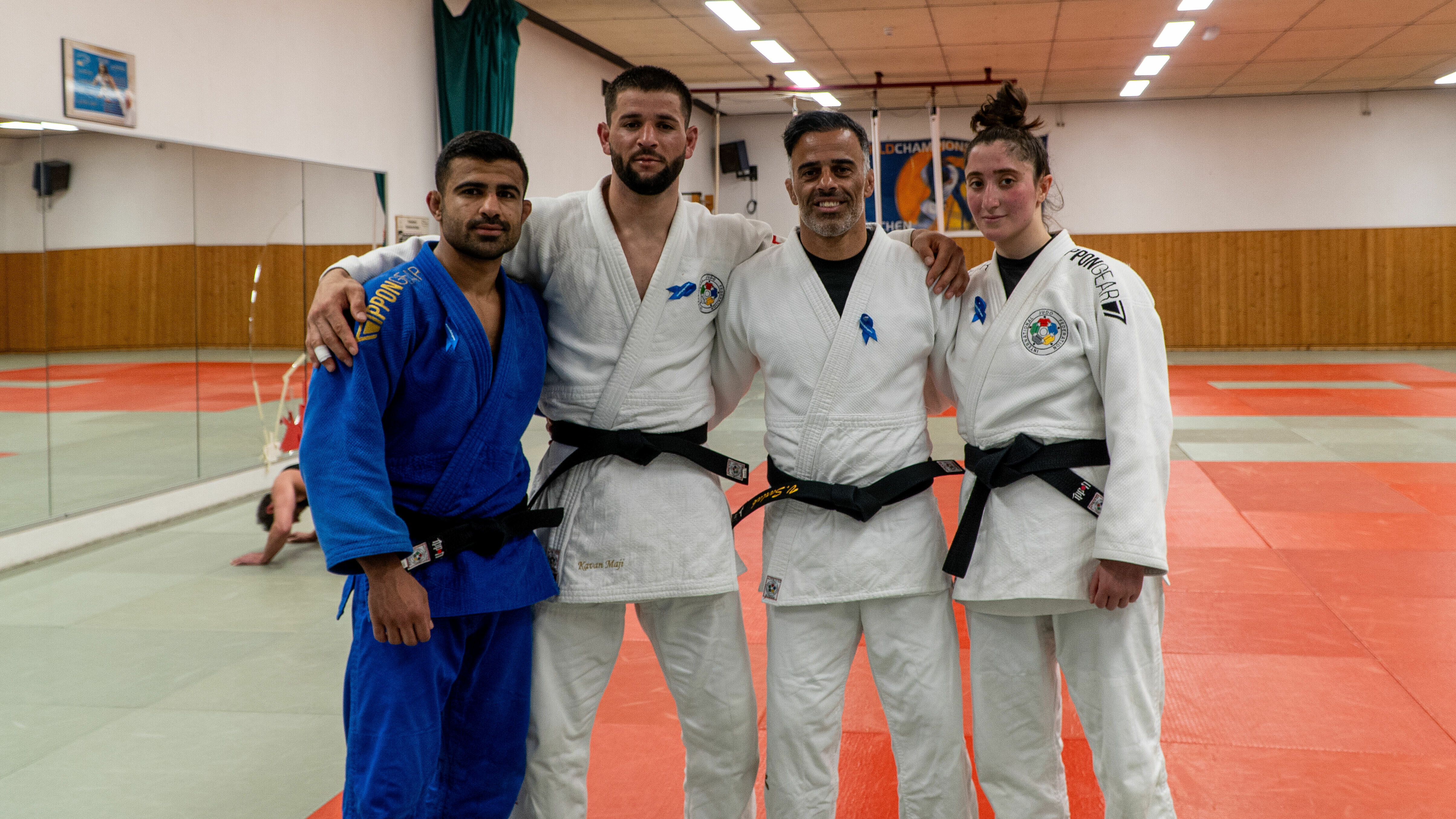 Judo-Sportler*innen des olympischen Flüchtlingsteams und ihr Trainer