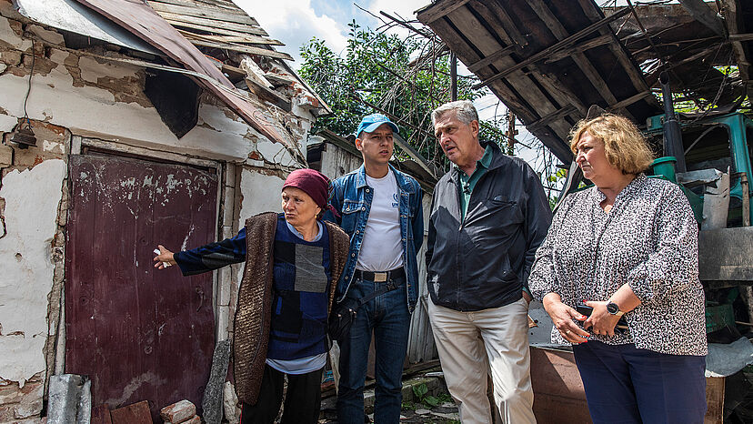 Hochkommissar Filippo Grandi besucht das zerstörte Haus von Liudmyla, 65, in Makariv.  Liudmyla Mutter Vira, 85, zeigt verzweifelt die Ruinen ihres gemeinsamen Hauses.