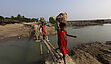 Vor 20 Jahren war das Land in Kutubdia in Bangladesch noch grün und fruchtbar. Bauern haben hier Reis angebaut. Seitdem hat sich viel verändert: Der Meeresspiegel stieg an und überflutete Teile des Landes. Das einzige, was hier noch wachsen kann, ist Salz. Der Wasserspiegel wird auch in den nächsten Jahren stetig ansteigen und das Zuhause von Millionen von Menschen gefährden. Nach Schätzungen wird die Insel Kutubdia in 30 Jahren verschwunden sein.