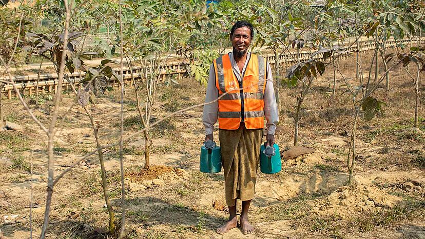 Nachhaltigkeit
Aufforstung und die Verteilung von Flüssiggas in Flaschen gehören zu den innovativen Umwelt- und Energieprojekten, die das Leben in der Flüchtlingsstadt der Rohingya in Cox's Bazar nachhaltig verbessern. Ein weiteres Projekt ist ein biodiverser Naturpark, um die Stabilität des Bodens und die Wasserqualität zu verbessern.