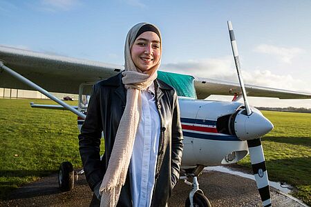 Maya Ghazal steht vor dem Flugzeug, in dem sie ihren ersten Soloflug absolviert.