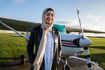 Maya Ghazal steht vor dem Flugzeug, in dem sie ihren ersten Soloflug absolviert.