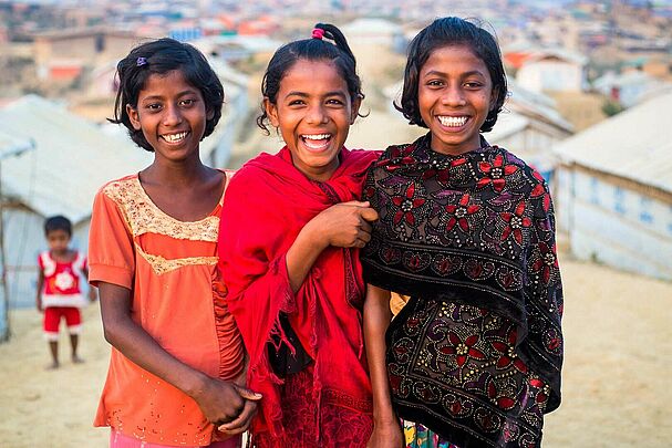 Großspenden, drei Mädchen lachen in die Kamera