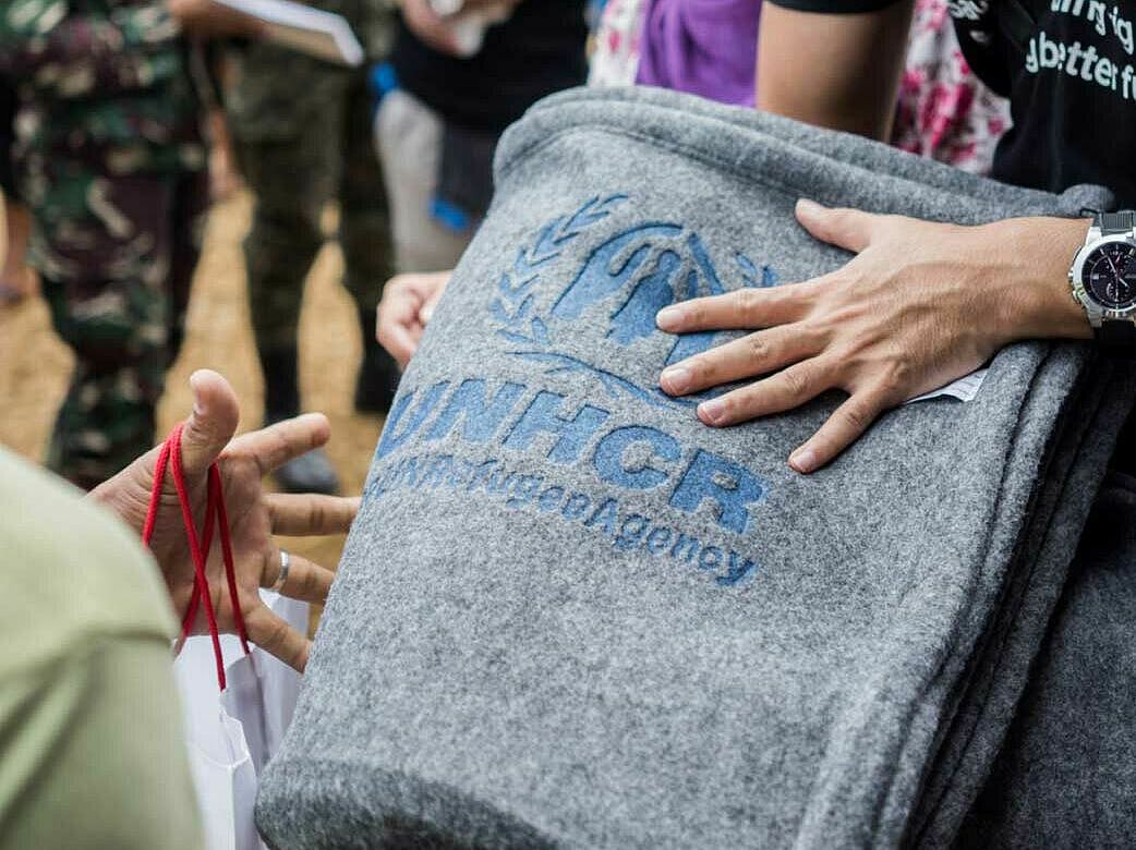 Übergabe einer UNHCR-Decke
