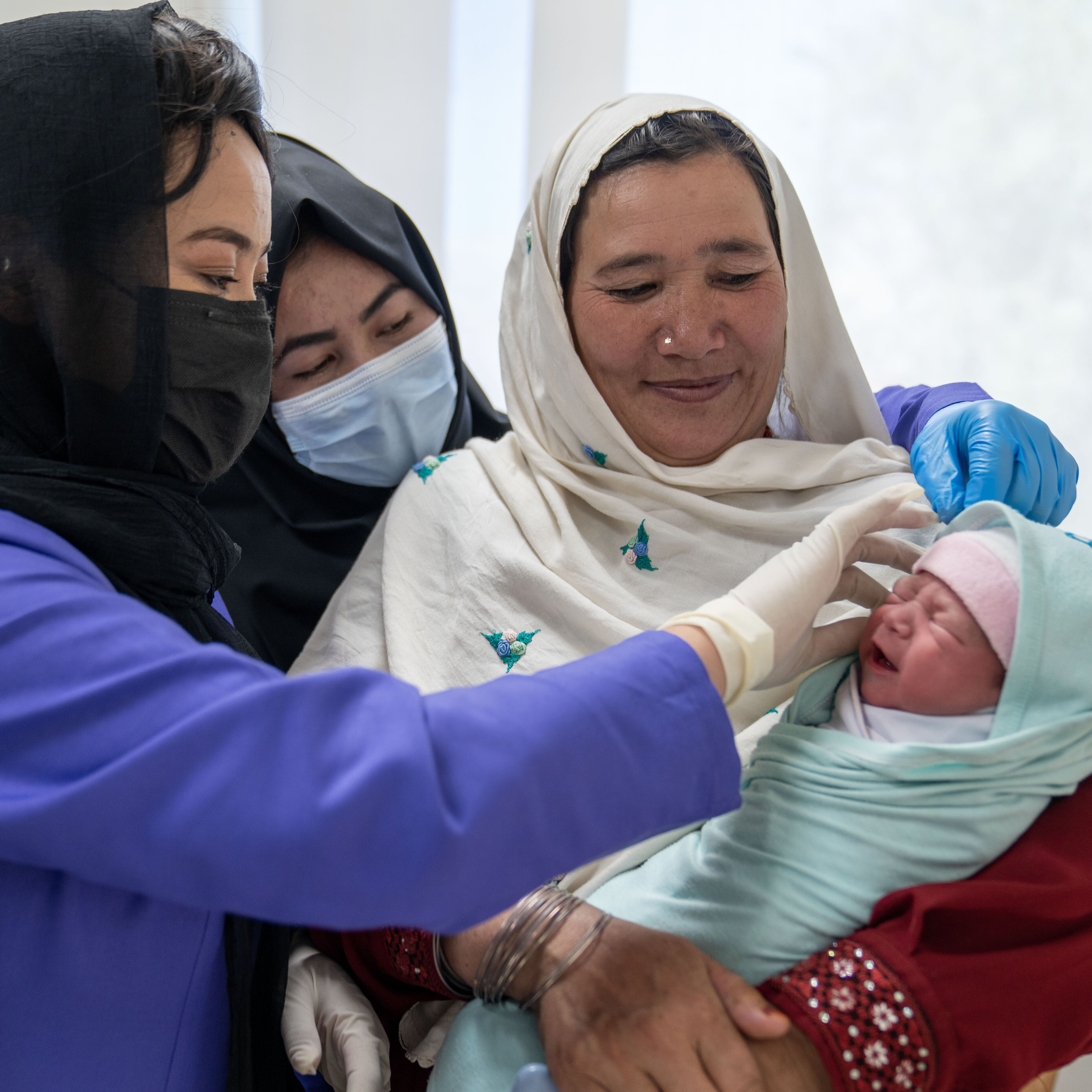 Drei Frauen mit einem Baby