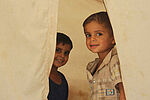 zwei Jungen in einem Zelt, Unterkunft 