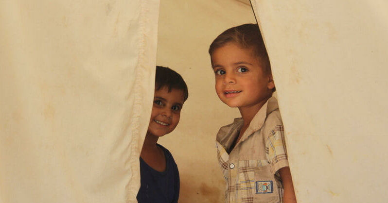 zwei Jungen in einem Zelt, Unterkunft  IrakZeltelang.jpg