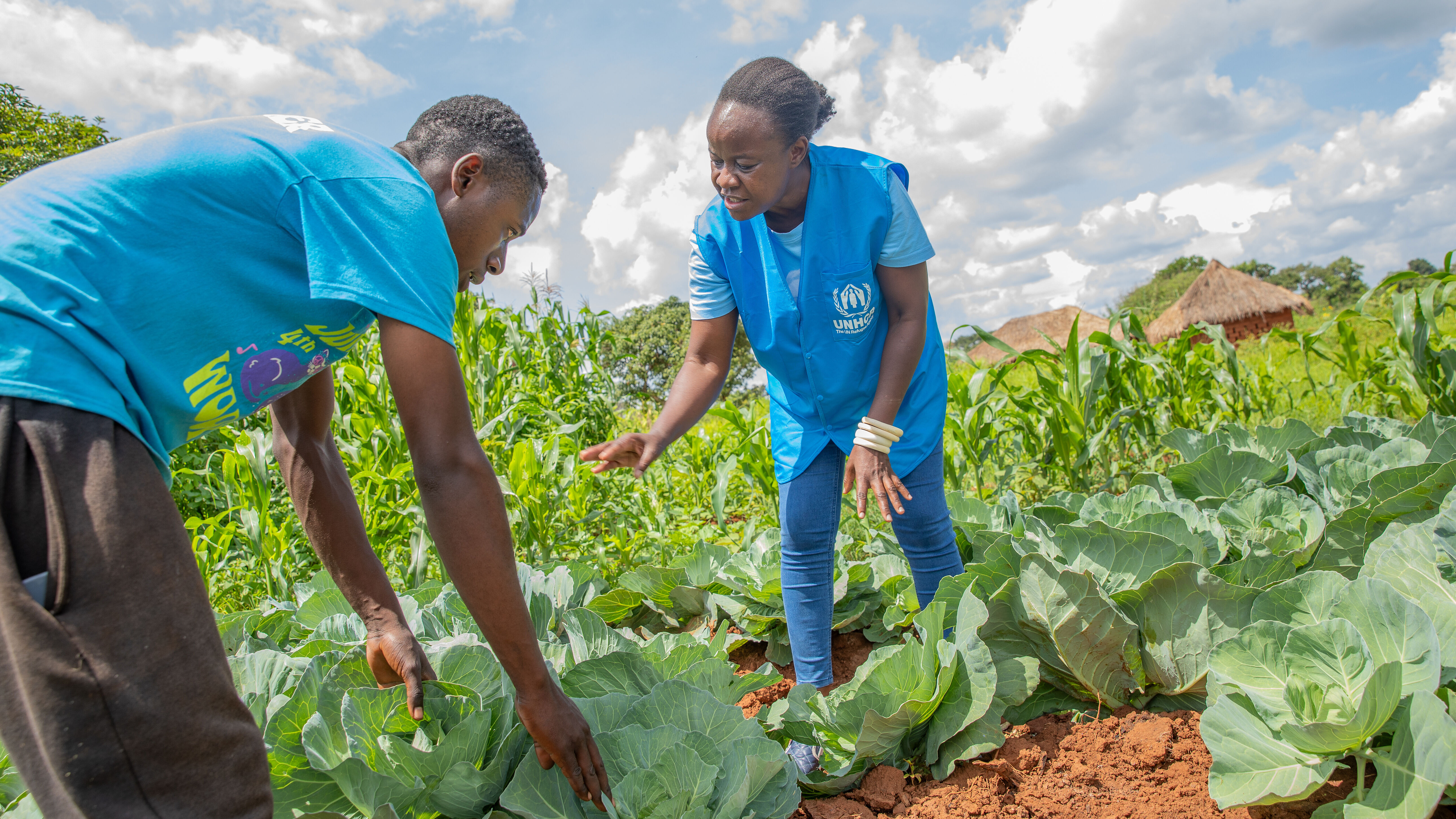 Ein junger Mann und eine Frau auf einer Plantage mit frischer Ernte