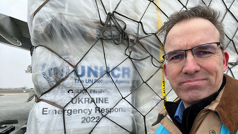 Hilfsgüter aus dem zentralen Warenlager in Dubai wurden nach Polen geflogen und werden dort am Flughafen von UNHCR in Empfang genommen.