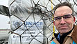 Chris Melzer vor UNHCR-Hilfsgütern