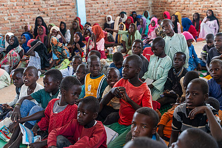 Sudanesische Flüchtlingekinder in einem überfüllten Klassenraum
