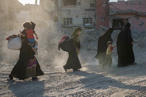 Flüchtlingsfrauen im Staub auf der Straße