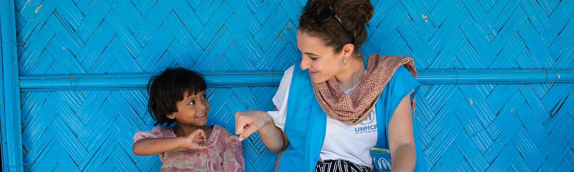 UNHCR-Helferin mit Mädchen