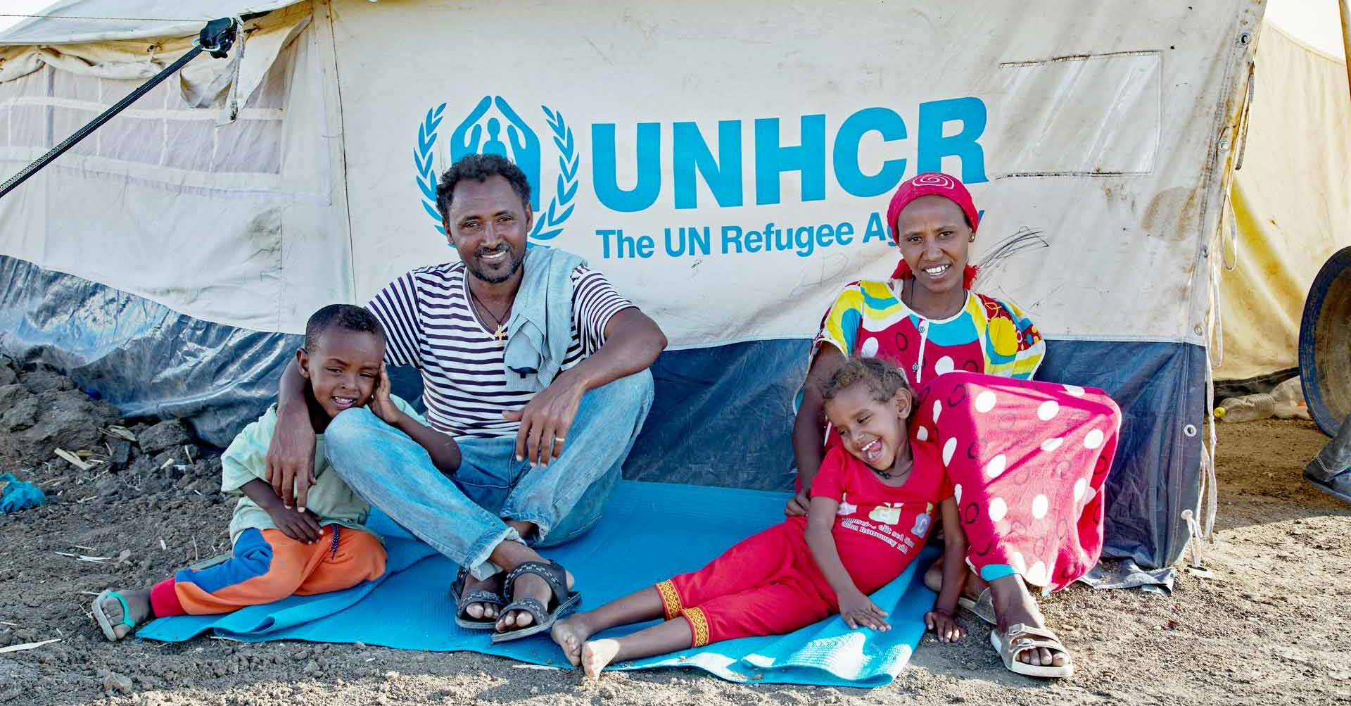 Flüchtlingsfamilie sitzt vor Zelt RF1127119_Zukunft.jpg