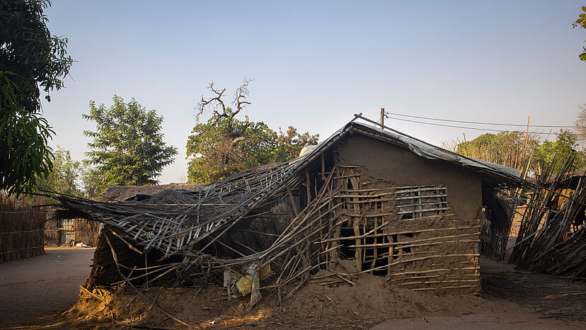 Ein beschädigtes Haus in der Flüchtlingssiedlung Maratane  Der Zyklon Gombe wütete im März 2022 mit Böen von 190 km/h in der Region und zerstörte Häuser, Schulgebäude, Brücken und überflutete das Ackerland. Etwa 80 Prozent der Unterkünfte in Maratane wurden durch den Zyklon beschädigt und viele zerstört. Die Siedlung beherbergt rund 9.300 Flüchtlinge, die hauptsächlich aus der Demokratischen Republik Kongo und Burundi stammen.

