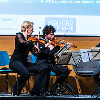 Musiker+innen im Rahmen der ausstellung "becoming who you are"