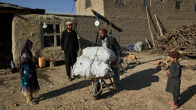 “Die finanzielle Hilfe von UNHCR ist sehr wichtig, weil ich im Winter keine Arbeit finde – es gibt keine Baustellen. Aber wir müssen Essen und auch warme Kleidung für die Kinder kaufen.”
Mullah Ahmed* hat mit der Unterstützung von UNHCR Feuerholz für den Winter gekauft. Die Familie floh vor 4 Monaten von Jalalabad nach Kabul und lebt in einem Haus, dessen Bewohner selbst vor den Taliban flohen.  

