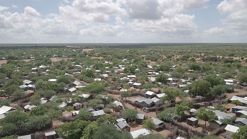 30 Jahre alt Das Flüchtlingslager Dadaab entstand vor rund 30 Jahren in Kenia während des Bürgerkrieges in Somalia. In den Wellbelch-Hütten leben viele Familien mit mehreren Generationen. Das Lager teilt sich in drei Bereiche Ifo, Dagahaley und Hagadera, die im Grunde wie Dörfer aussehen, mit Schulen, Märkten und Krankenhäusern.

