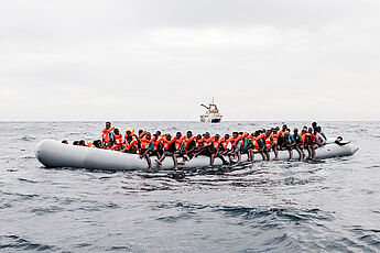 Geflüchtete auf Schlauchboot im Meer