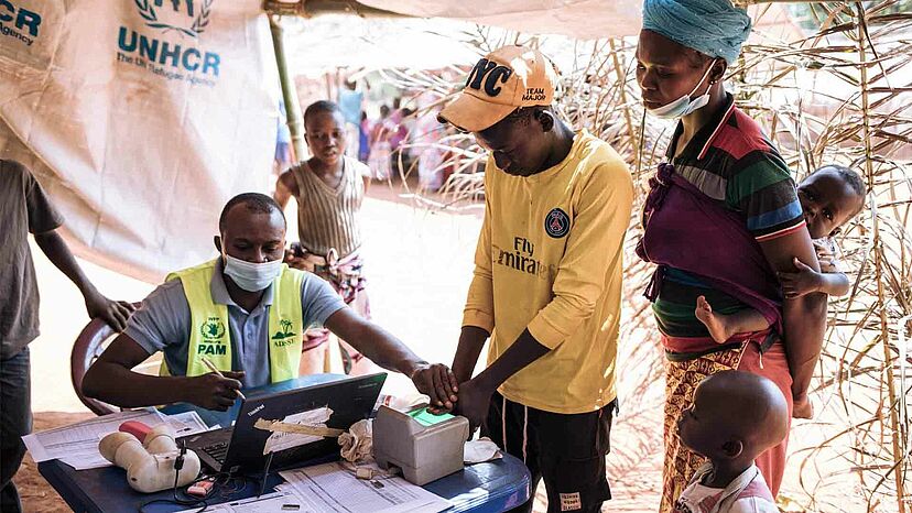 Registrierung: Nach der Ankunft werden die persönlichen und biometrischen Daten der Geflüchteten erfasst. So wie bei dieser zentralafrikanischen Flüchtlingsfamilie im Registrierungszelt des UNHCR.