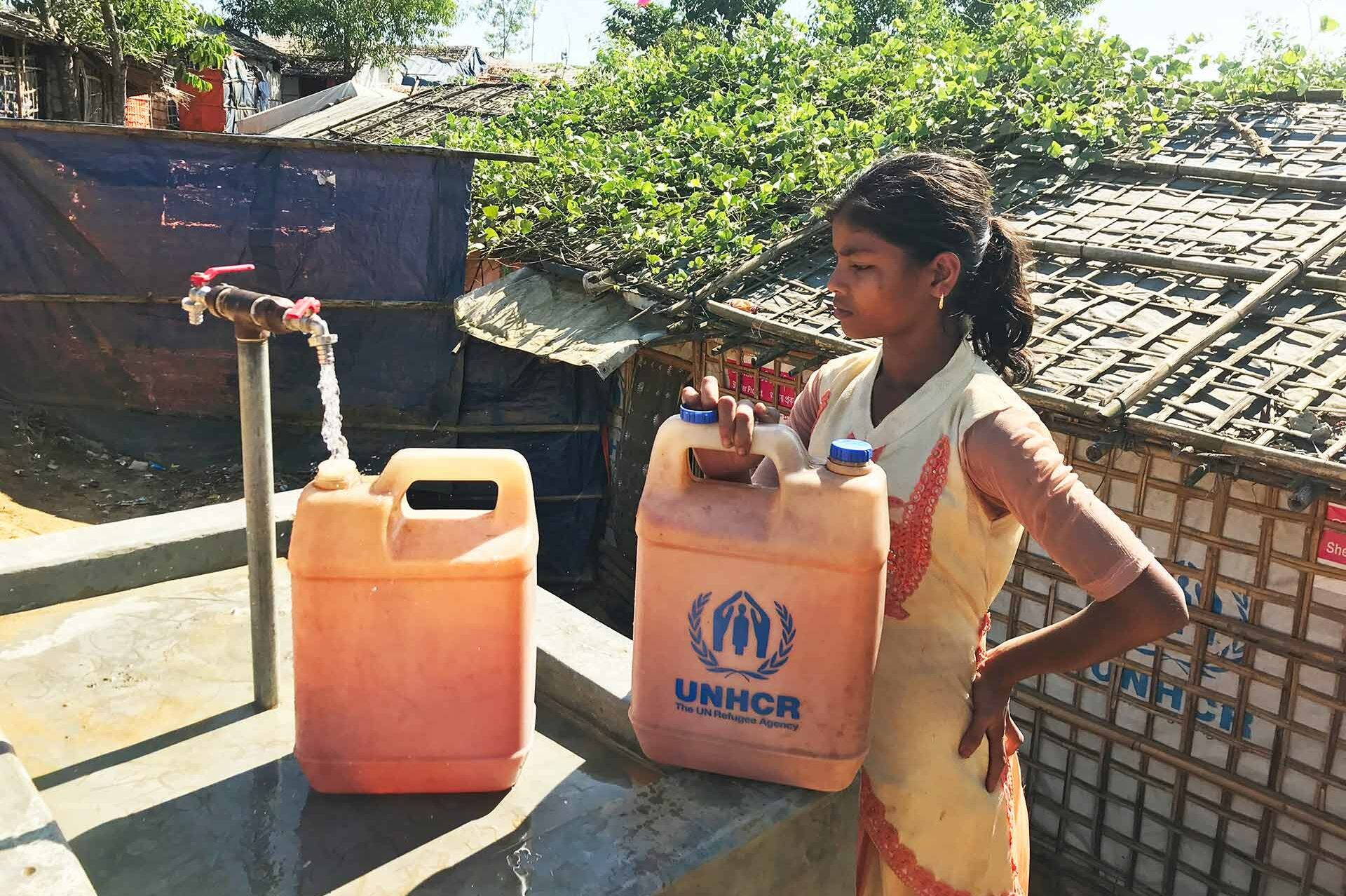 Mädchen beim Wasserholen in Bangladesh