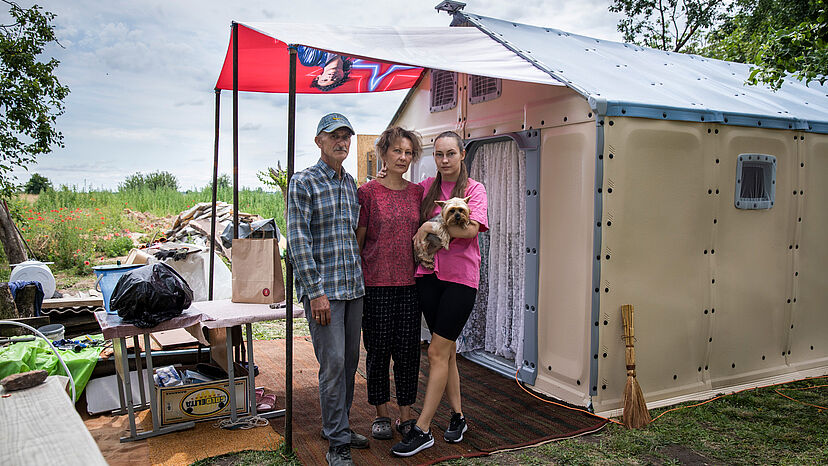 Oksana, Yurii und ihre Tochter Svitlana überlebten den Raketenangriff in einem Kühlkeller. Ihr Haus wurde komplett zerstört. UNHCR stellte der Familie eine Refugee Housing Unit (RHU) zur Verfügung. So können sie die erste Zeit überbrücken.