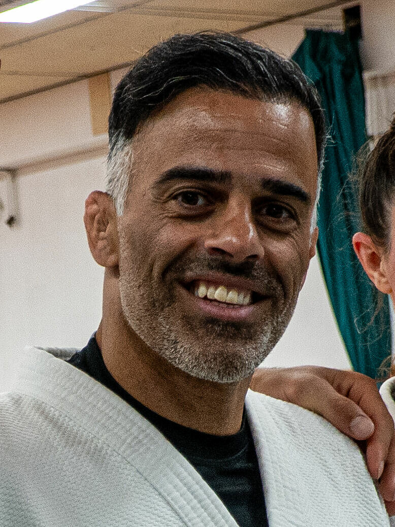 Drei Sportler*innen des Flüchtlings-Olympia-Teams mit ihrem Trainer