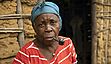 Kleine Laster und Vergnügen braucht der Mensch manchmal eben doch... Großmutter Alo gehört zu einer indigenen, verfolgten Ethnie in der Republik Kongo. Sie hat keine Papiere und kennt ihren genauen Geburtstag nicht - aber ihre Pfeife, die genießt sie jeden Tag.