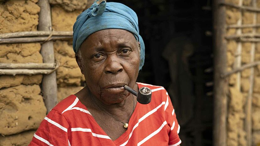 Alte Frau raucht Pfeife