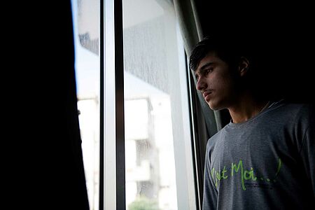 Der syrische Flüchtling Amer al-Hleil, 16, schaut aus dem Fenster der Wohnung, die er mit seiner Familie in Keserwan, Libanon, teilt. Amer leidet unter schweren Depressionen und hatte schon Selbstmordgedanken.